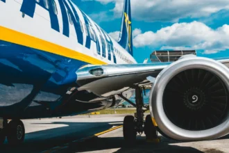 Літак Ryanair готується до зльоту на фоні весняного неба
