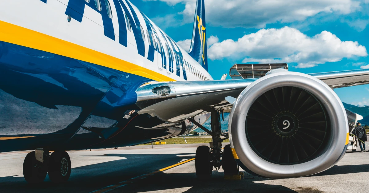 Літак Ryanair готується до зльоту на фоні весняного неба