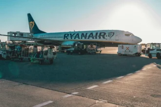 Літак авіакомпанії Ryanair на злітній смузі під час весняного заходу сонця