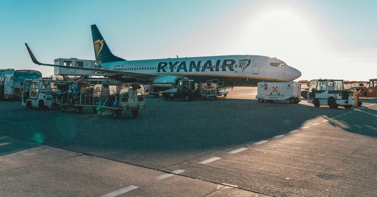 Літак авіакомпанії Ryanair на злітній смузі під час весняного заходу сонця