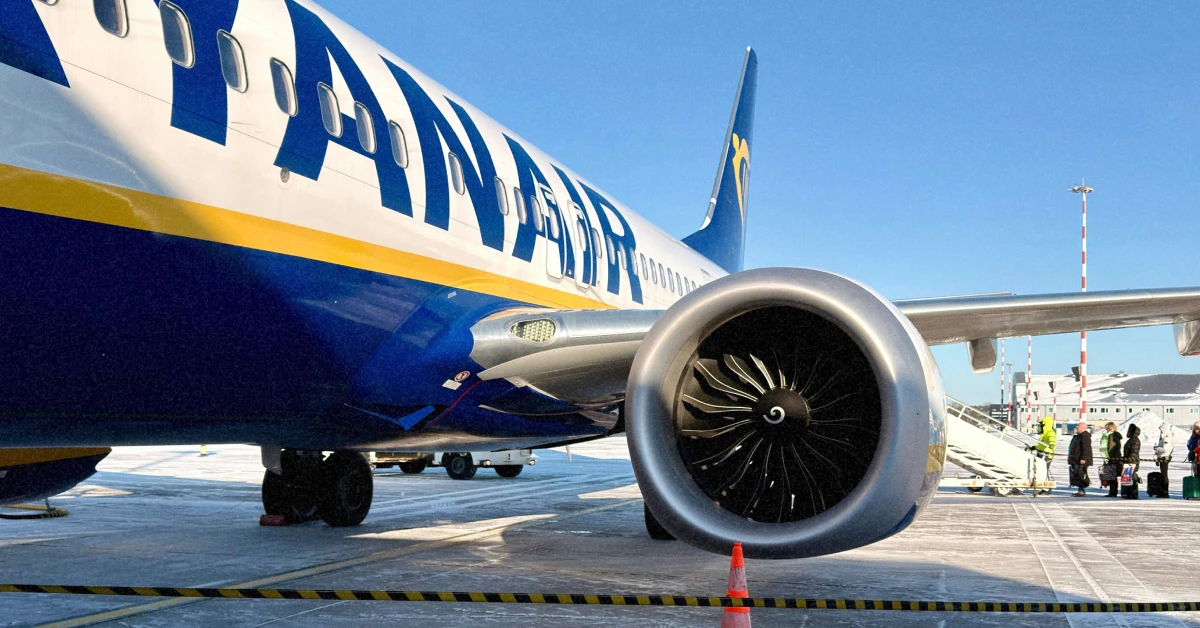 Літак Ryanair у синьо-жовтій лівреї на тлі хмар під час весняного рейсу