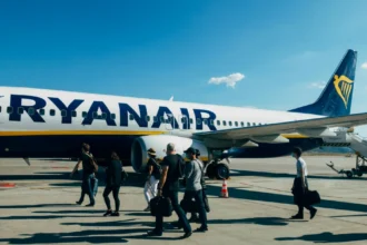 Літак Ryanair у променях весняного сонця під час посадки
