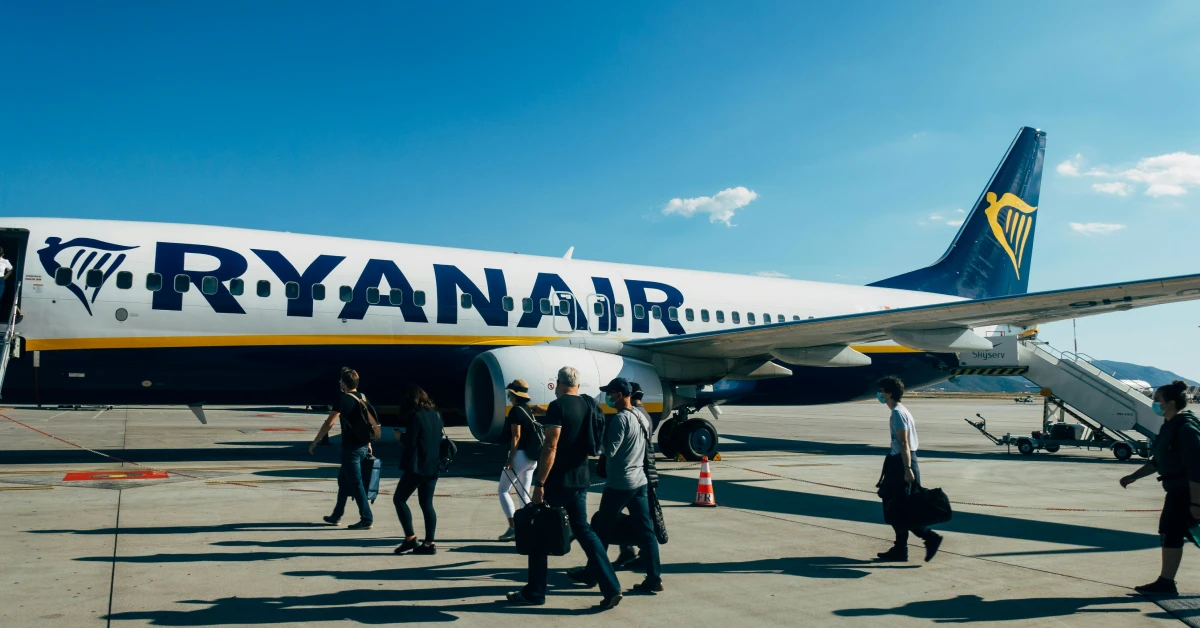 Літак Ryanair у променях весняного сонця під час посадки