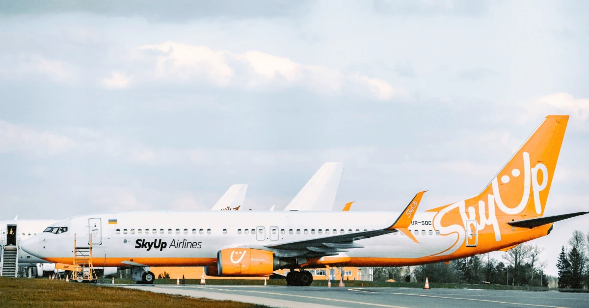 Літак SkyUp з яскравим написом на фюзеляжі в аеропорту Бухареста"