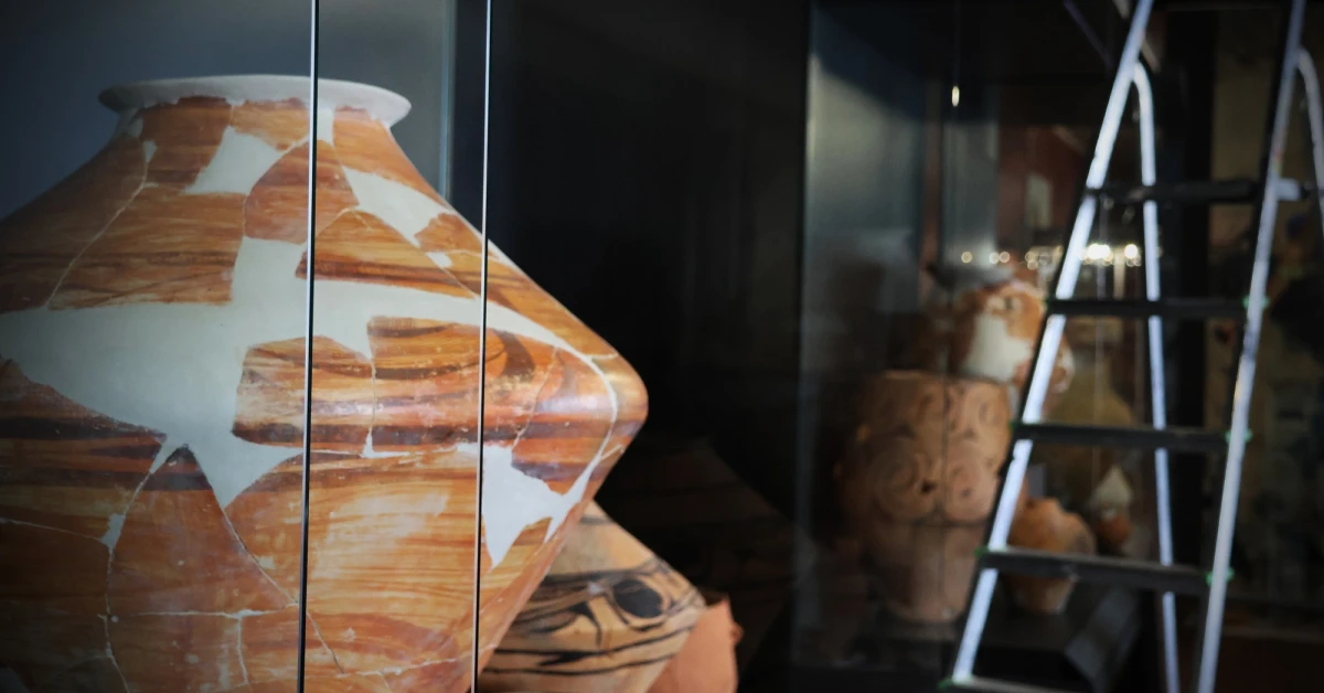 Оновлена вітрина з трипільською керамікою в музеї села Легедзине