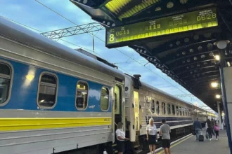 Пасажирський поїзд Укрзалізниці на шляху через Карпати в напрямку румунського кордону