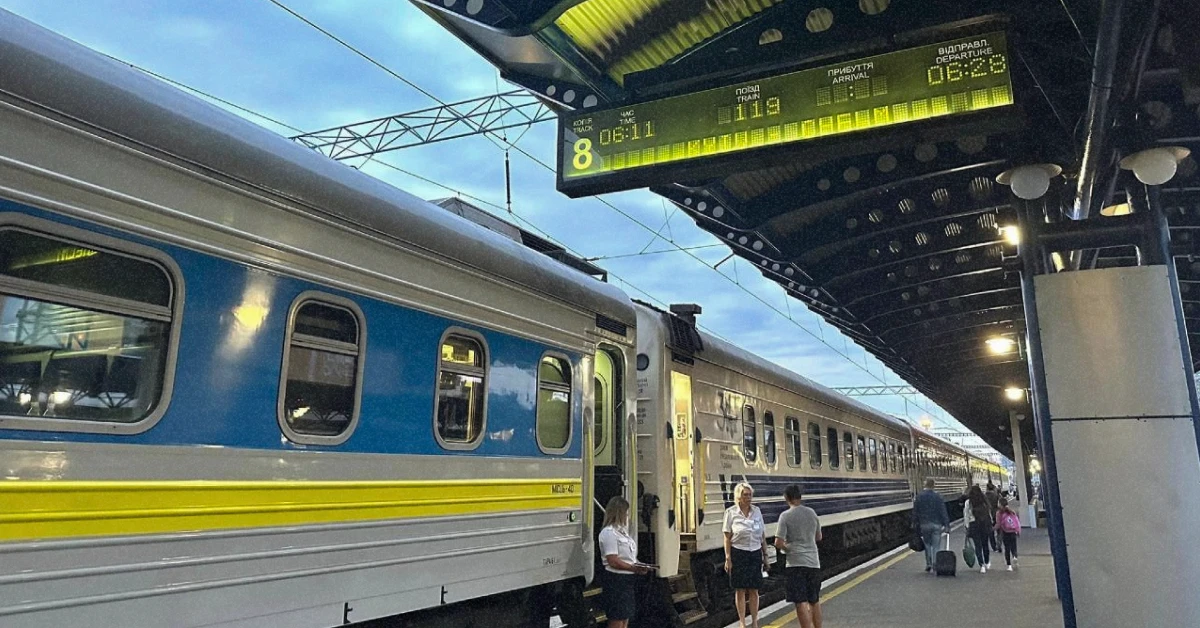Пасажирський поїзд Укрзалізниці на шляху через Карпати в напрямку румунського кордону