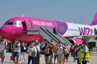Літак Wizz Air на пероні аеропорту під час весняного рейсу