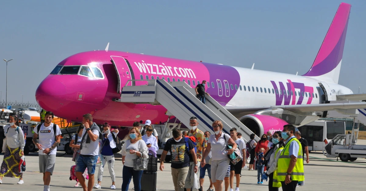 Літак Wizz Air на пероні аеропорту під час весняного рейсу