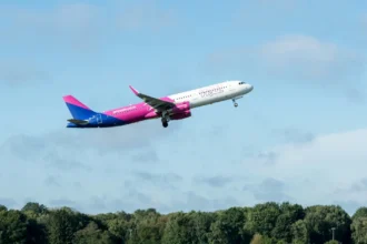 Літак Wizz Air у небі під час весняного рейсу