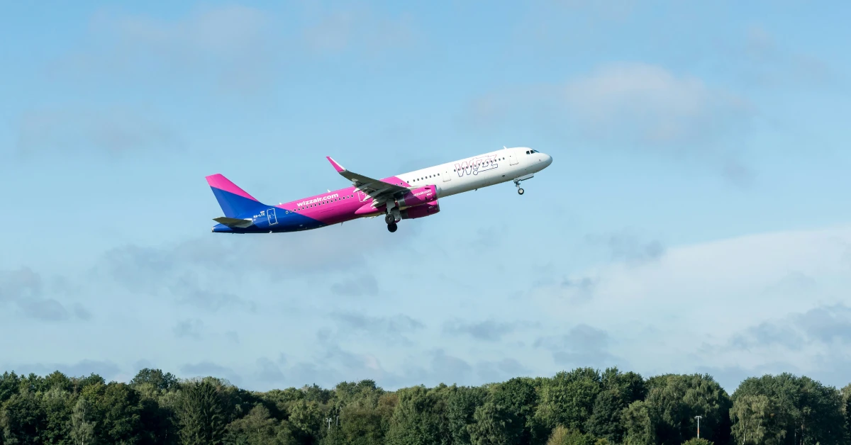 Літак Wizz Air у небі під час весняного рейсу