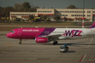 Літак Wizz Air в аеропорту час весняного рейсу"