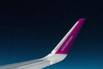 крило літака wizz air під час польоту