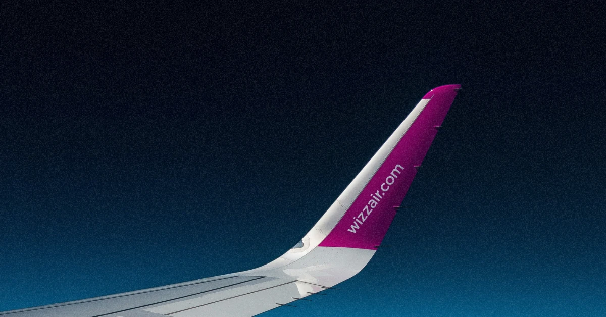 крило літака wizz air під час польоту