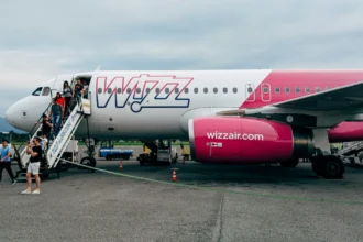 Літак Wizz Air на фоні яскравого літнього неба в аеропорту