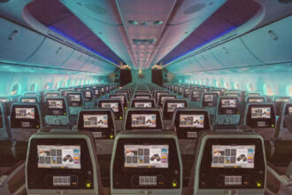 Комфортні крісла економкласу Etihad Airways із персональними екранами та подушками