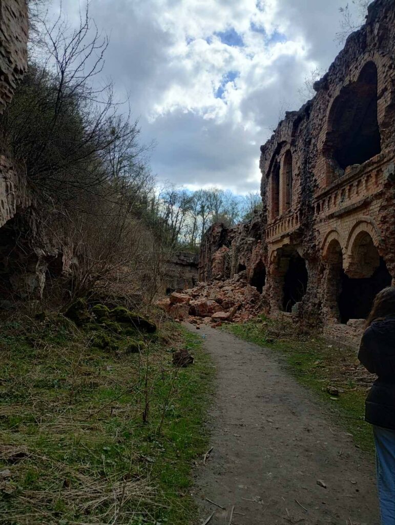 Руйнування стін центральної казарми Тараканівського форту