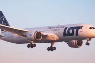 Літак авіакомпанії LOT на пероні аеропорту Шопена у Варшаві перед внутрішнім рейсом