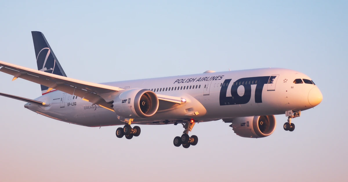 Літак авіакомпанії LOT на пероні аеропорту Шопена у Варшаві перед внутрішнім рейсом
