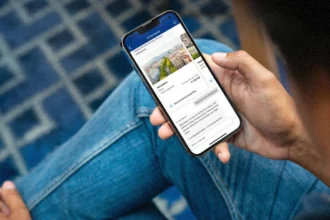 Людина перевіряє бронювання в мобільному застосунку Booking.com