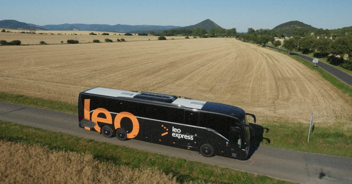 Чорний фірмовий автобус Leo Express на фоні полів