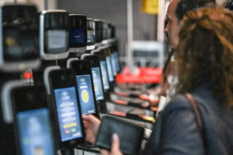 мандрівники сканують біометричний паспорт в аеропорту EES