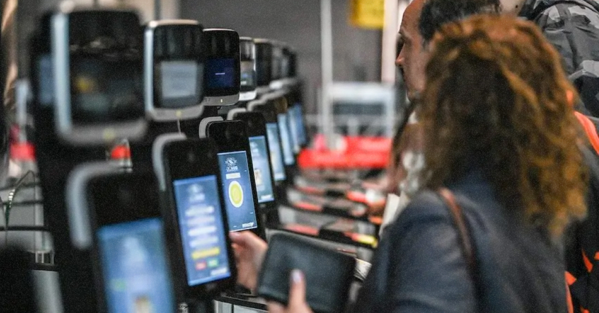 мандрівники сканують біометричний паспорт в аеропорту EES