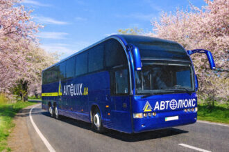 Сучасний автобус Autolux на міжнародній трасі в напрямку кордону