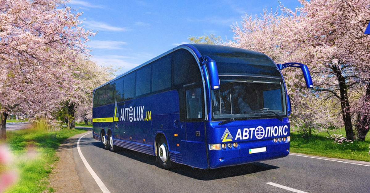 Сучасний автобус Autolux на міжнародній трасі в напрямку кордону