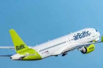 Літак airBaltic Airbus A220-300 у небі — весняно-літній розпродаж 2026