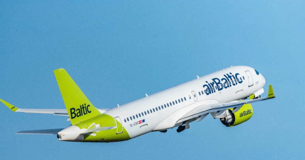 Літак airBaltic Airbus A220-300 у небі — весняно-літній розпродаж 2026