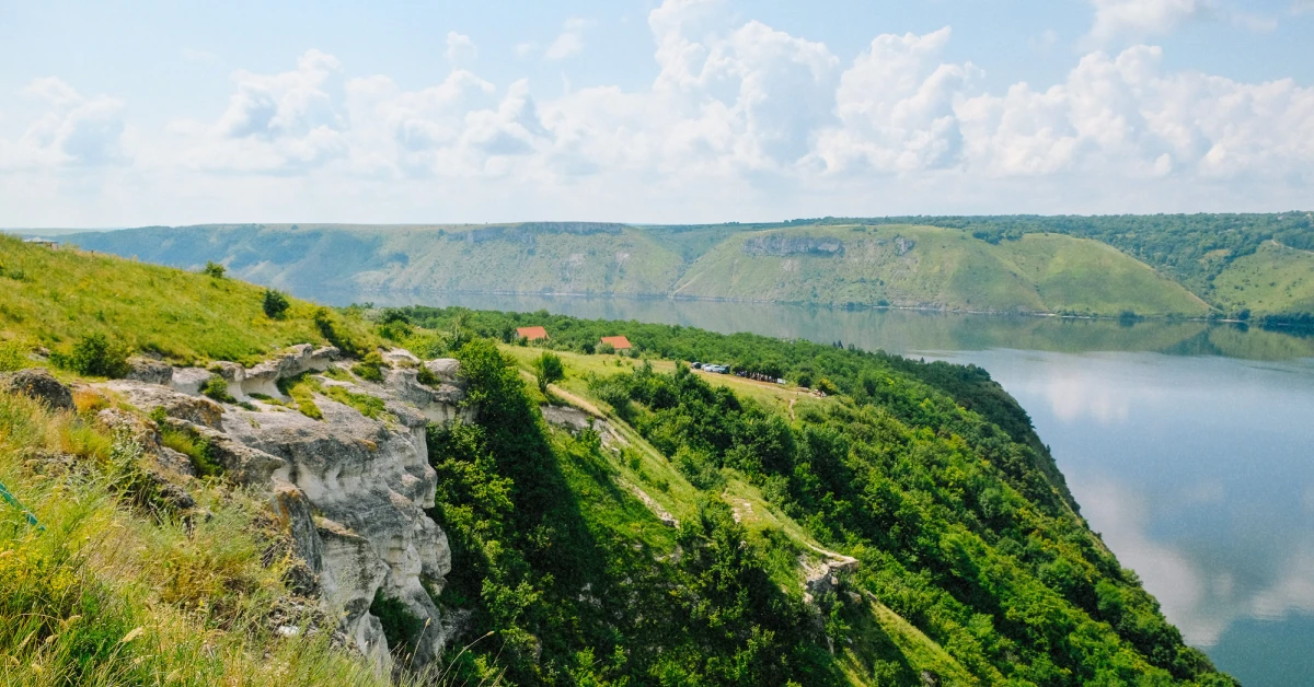 вид на бакотські скелі та затоку