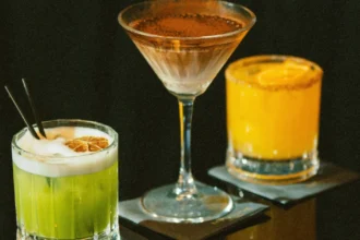 Бармен готує благодійний коктейль у межах збору для Третьої штурмової бригади