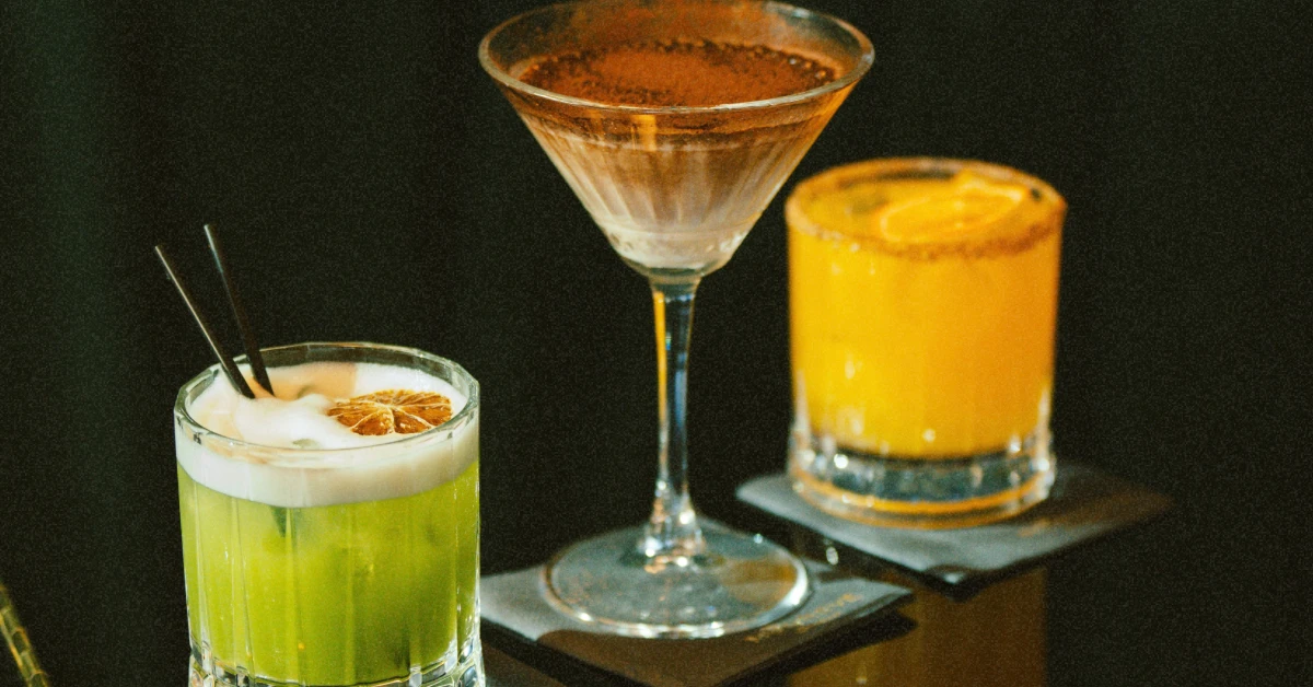 Бармен готує благодійний коктейль у межах збору для Третьої штурмової бригади