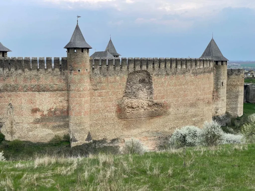 Вигляд на пошкоджену частину Великої стіни Хотинської фортеці