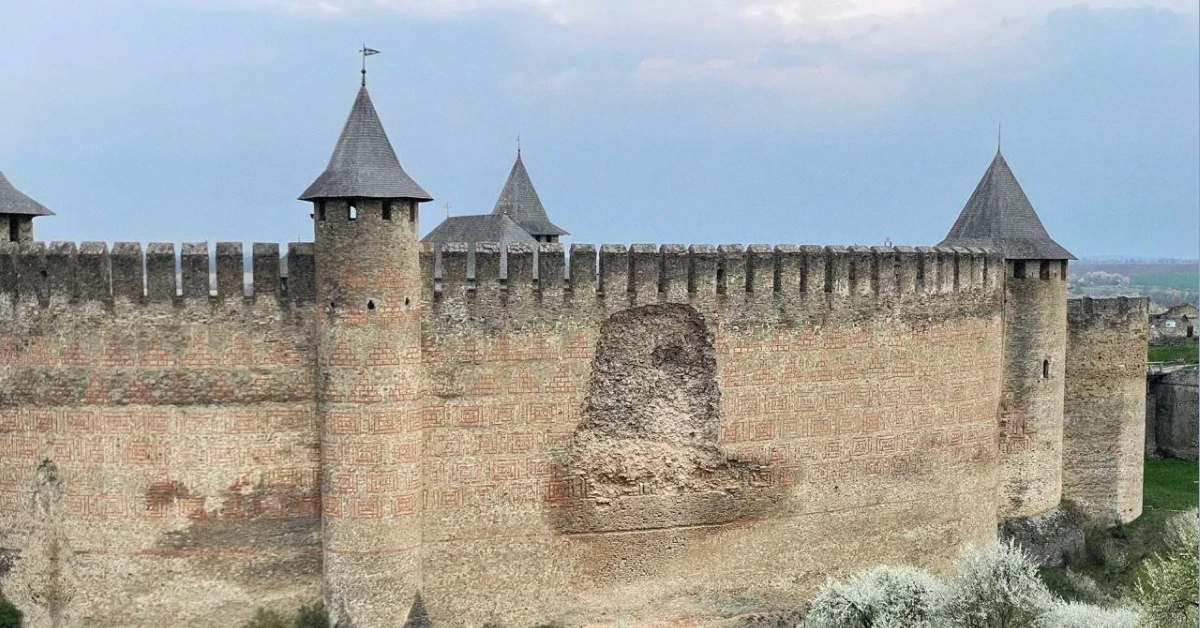 Панорама Хотинської фортеці на березі Дністра