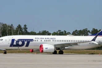 Літак LOT Polish Airlines на злітній смузі