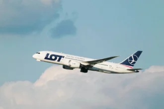 Літак LOT Boeing 787 Dreamliner перед далекомагістральним рейсом