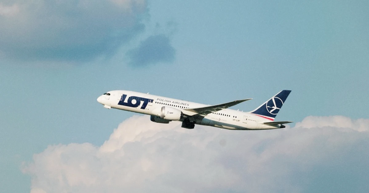 Літак LOT Boeing 787 Dreamliner перед далекомагістральним рейсом