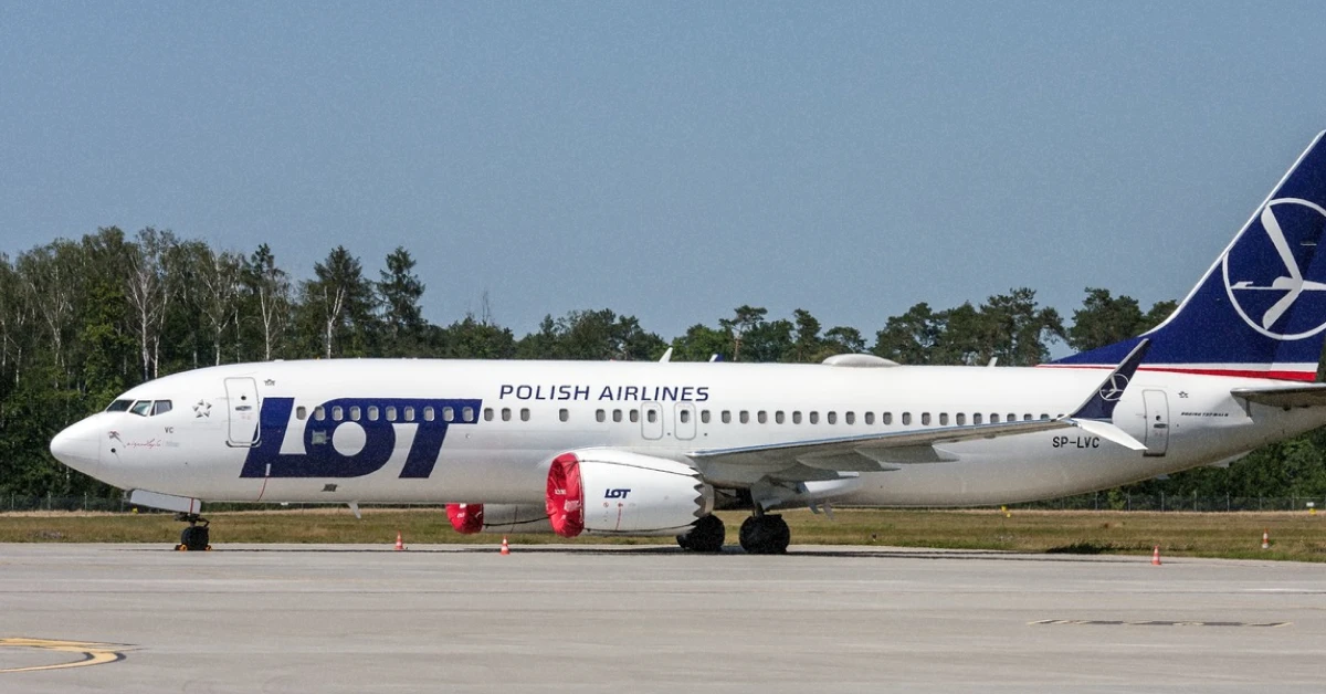 Літак LOT Polish Airlines на злітній смузі