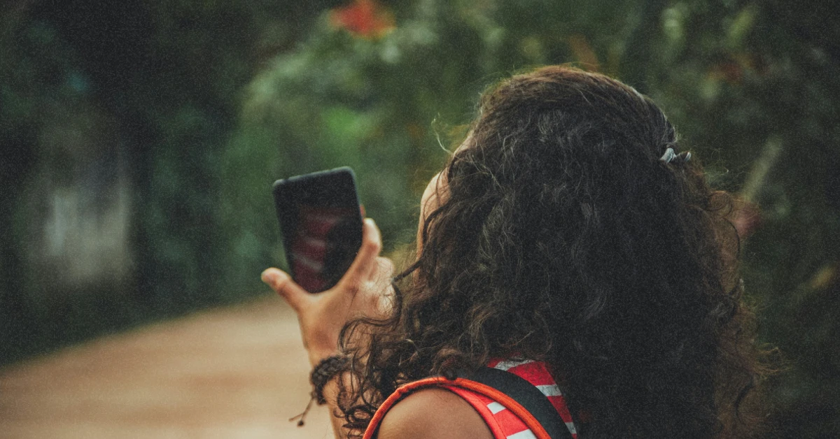 Туристи використовують спеціальний стенд для селфі на фоні пляжу Магалуф