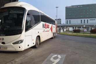 Фірмовий автобус Neobus на автовокзалі в Польщі