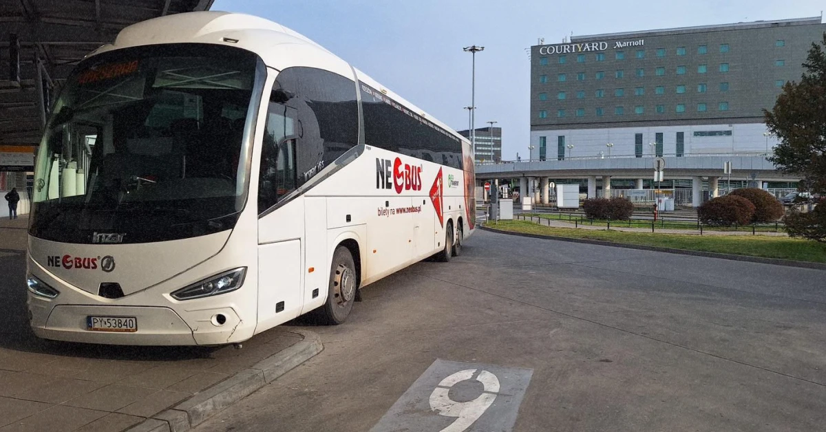 Фірмовий автобус Neobus на автовокзалі в Польщі