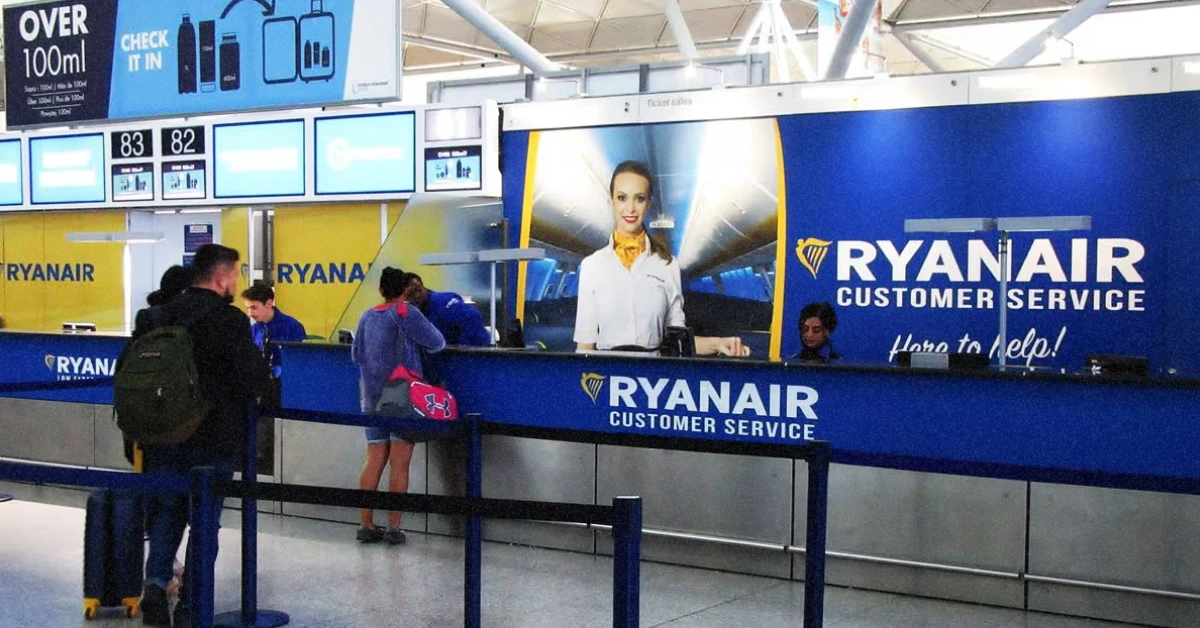 Пасажири здають багаж у кіоску самообслуговування Ryanair
