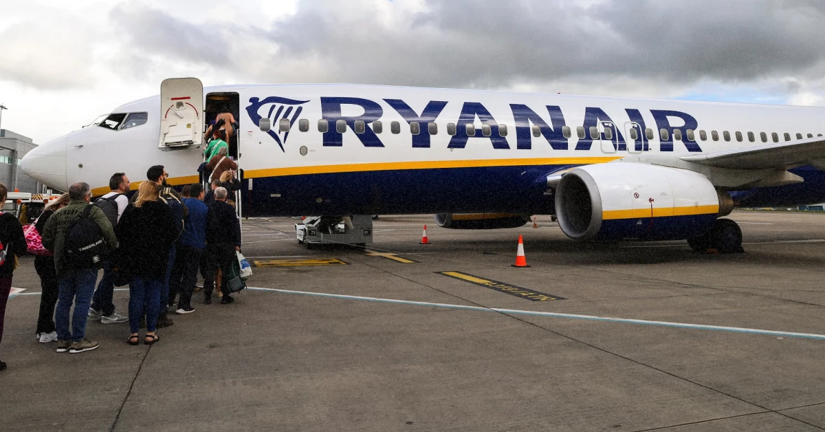 Поліція чекає на пасажира-порушника біля трапу літака Ryanair