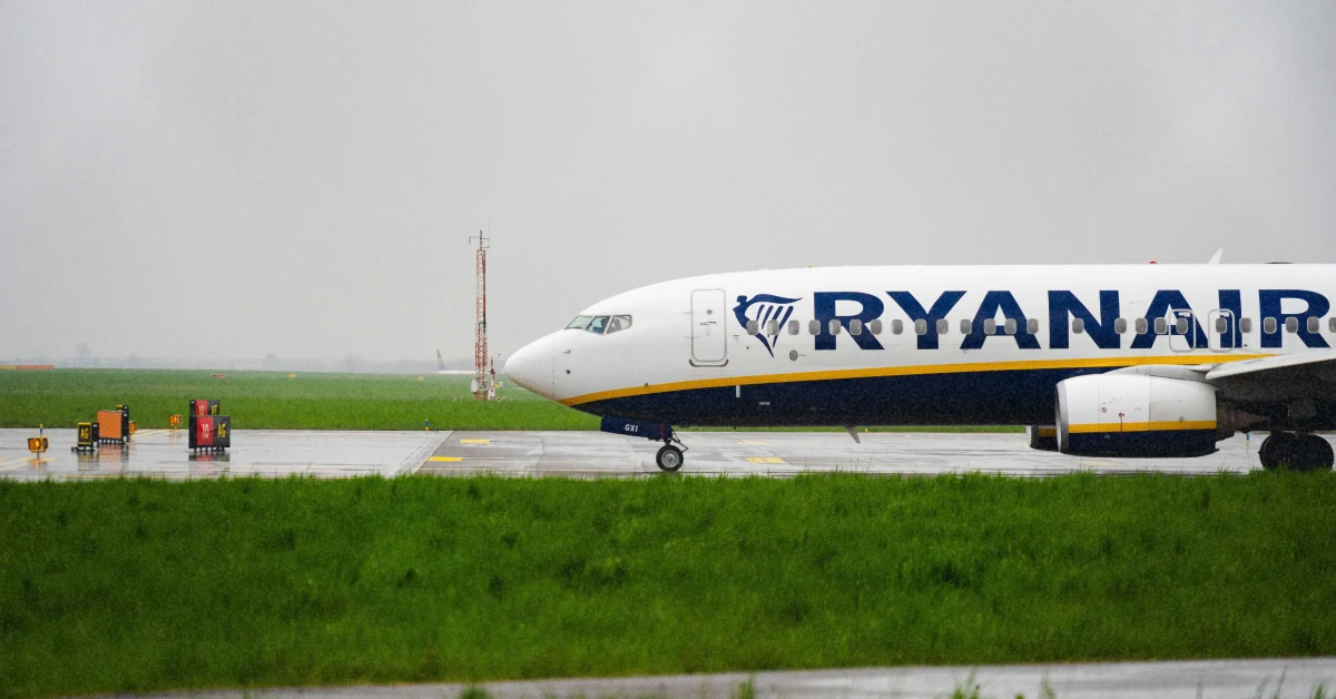 Літак Ryanair на злітній смузі — бюджетні подорожі Європою 2026