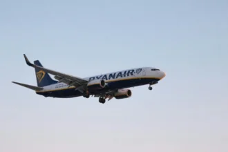 Літак Ryanair на фоні яскравого неба — Flash Sale 2026