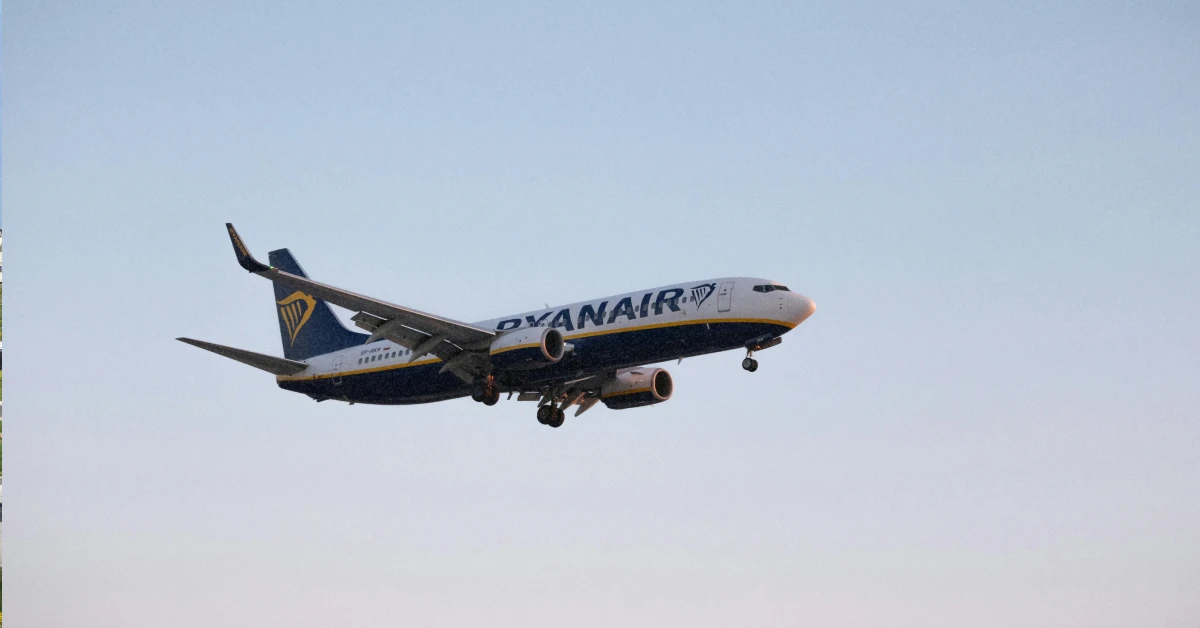 Літак Ryanair на фоні яскравого неба — Flash Sale 2026
