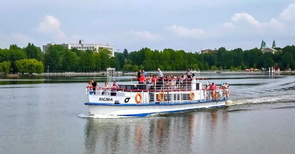 Прогулянковий теплохід Сигма відправляється від причалу в парку Шевченка в Тернополі