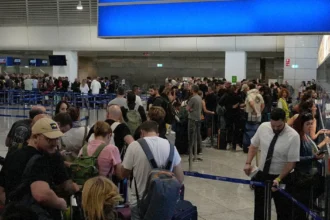 Величезні черги пасажирів на паспортному контролі в європейському аеропорту